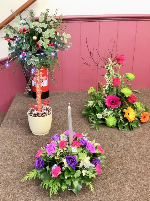 Flower arranging led by Lynne Christmas 2023 - photo 5